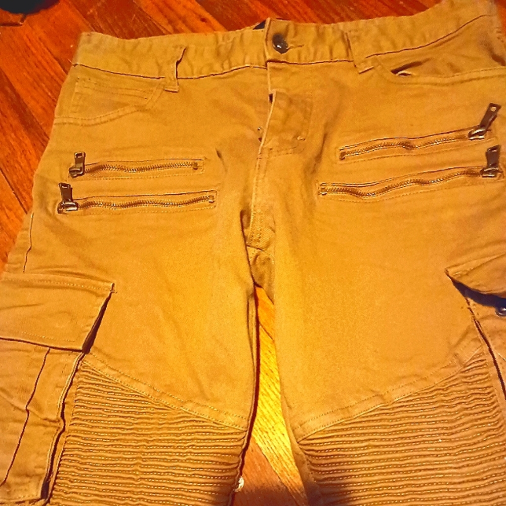 Men deciembel diemn shorts.Like new Excellent Condition...motto zipper style....